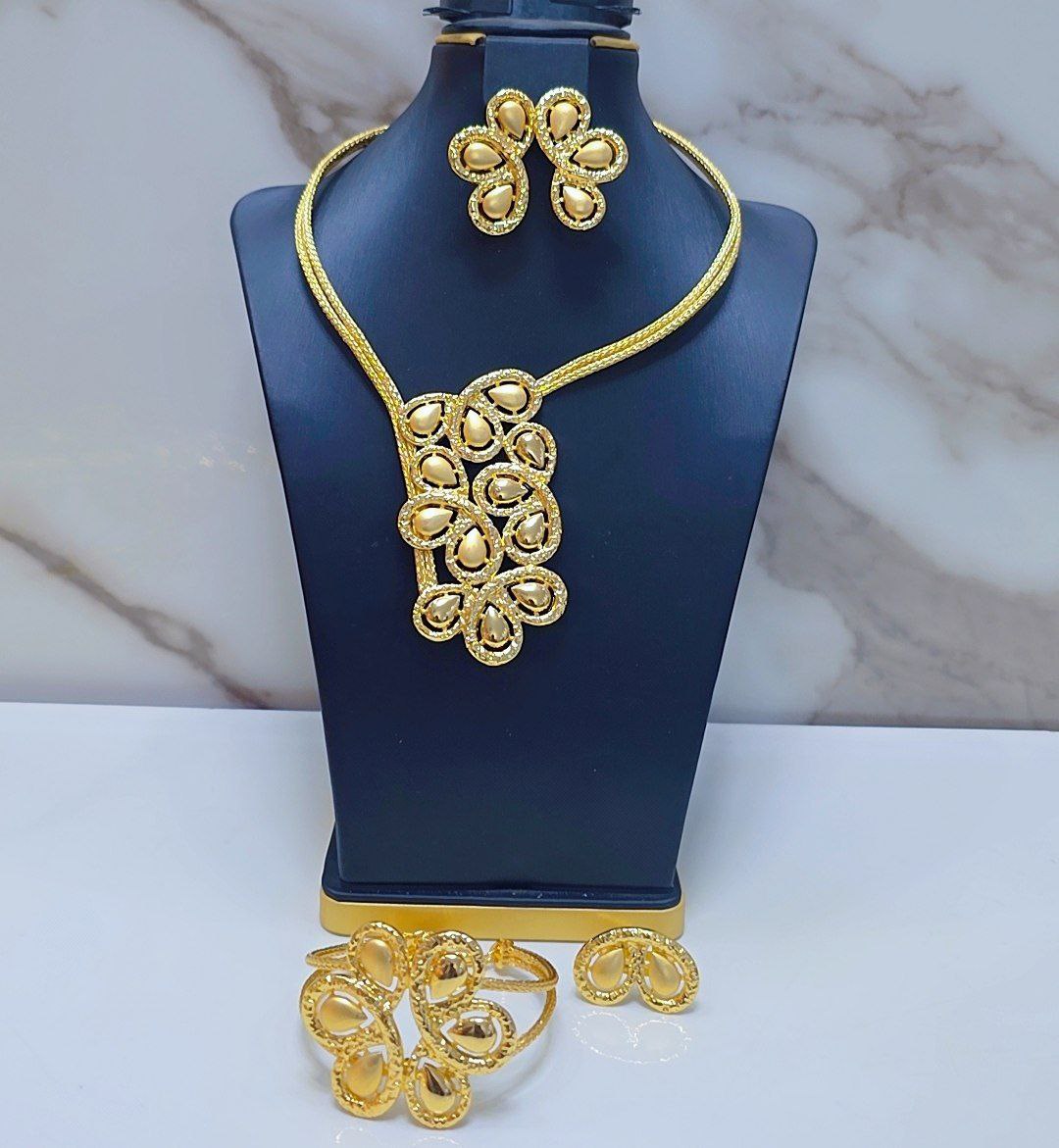 Non Tanish gold replica costume necklace set.
