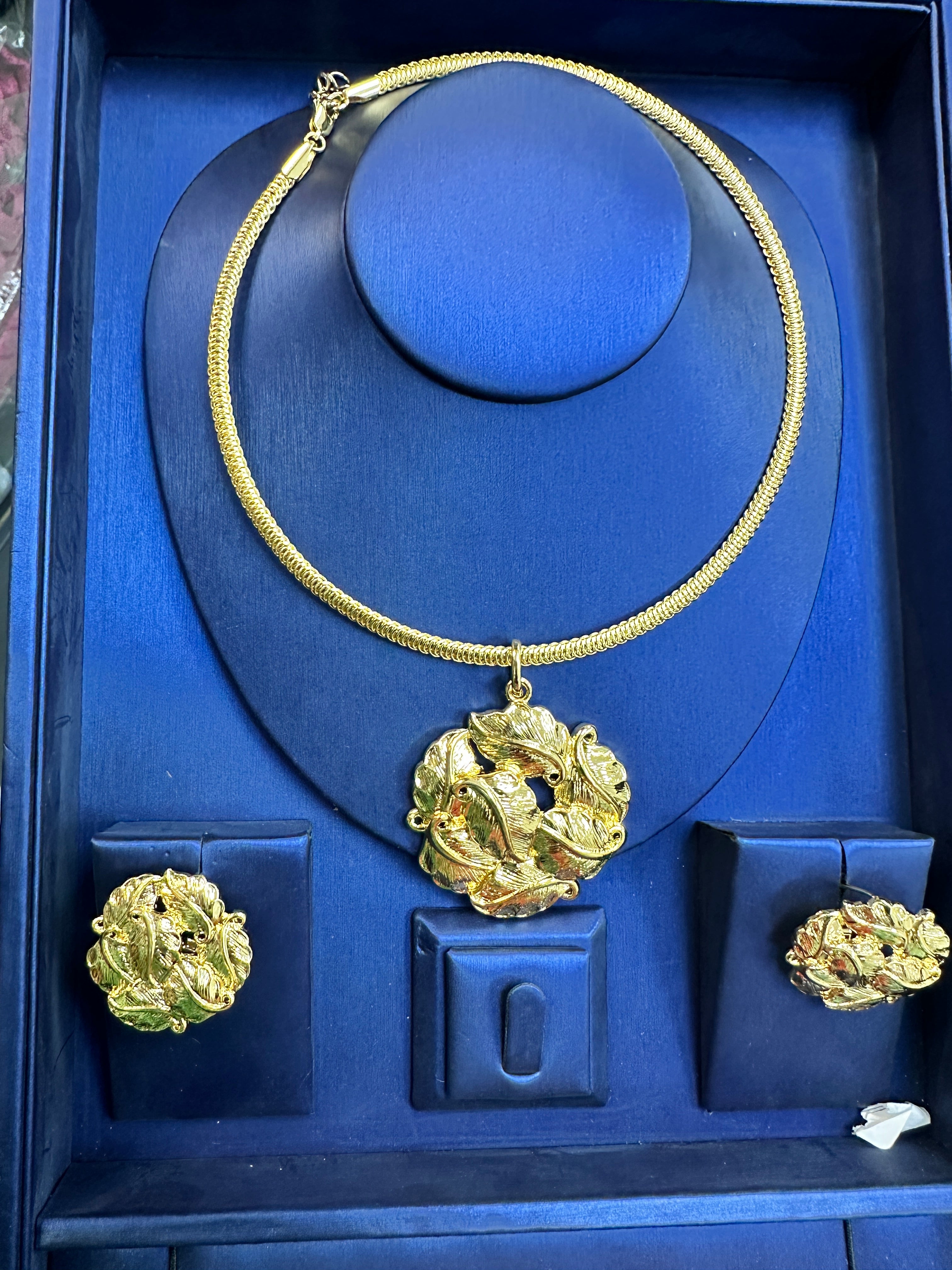 Non Tanish gold replica costume necklace set.